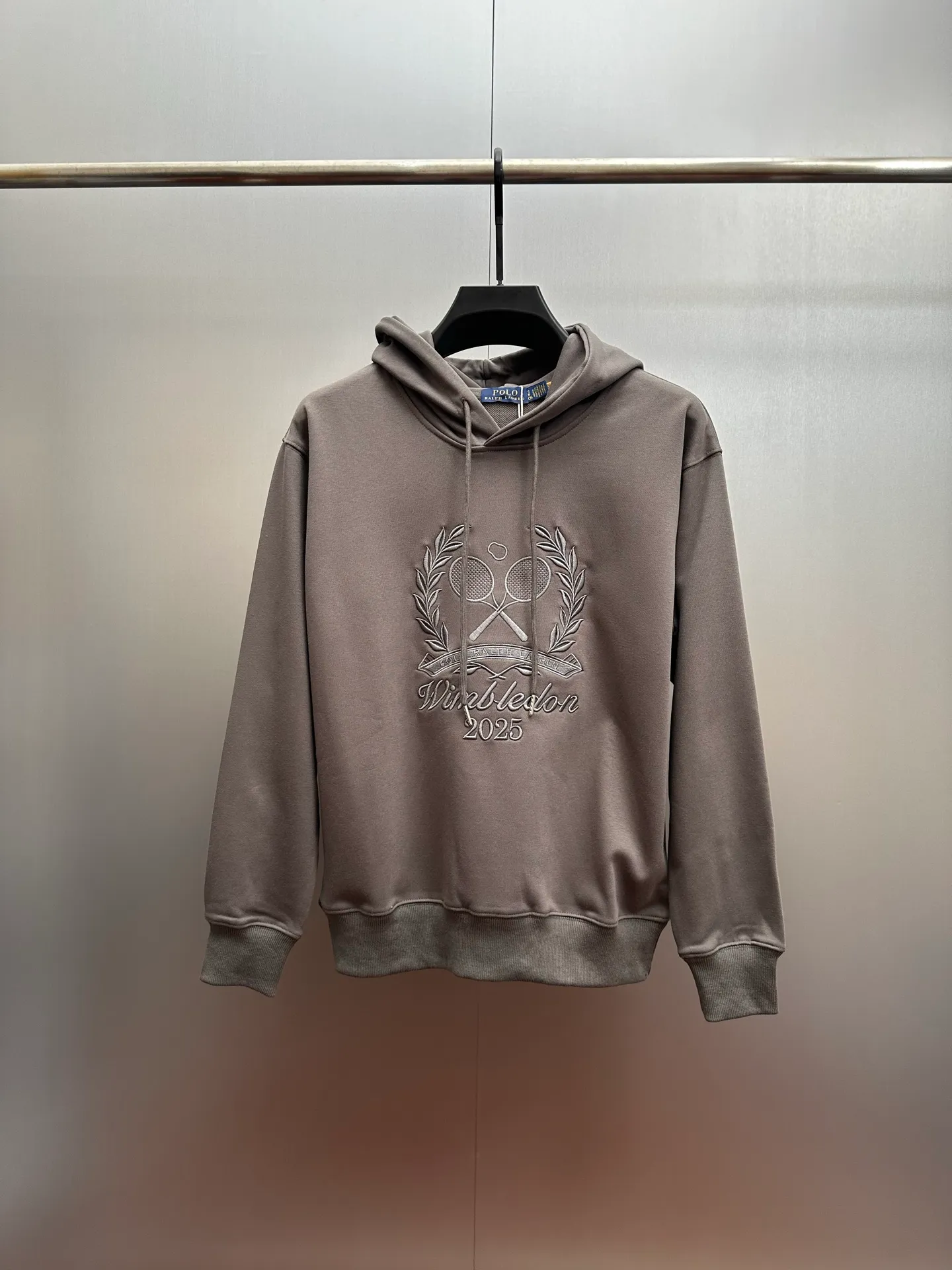 P280 RalphLauren/Ralph Lauren 2025 new autumn and winter large embroidered hooded sweatshirt Ralph Lauren's age-reducing item, the coat fabric is made of 60% cotton ➕40% polyester, which not only retains the softness, comfort and breathability of cotton, but also adds the wear resistance and wrinkle resistance of polyester fiber, making the clothes more durable and easy to care for. Even in slightly cooler weather, you won't feel stuffy when wearing it. This kind of fabric has a natural crisp feel and is not easy to pill or deform. Hooded design effectively improves thermal insulation performance. The embroidery on the chest and the fabric are of the same color. The colors are full, three-dimensional and lifelike, adding a bit of liveliness and interest to the whole sweatshirt. There is no pressure to dress, regardless of age or gender. Complete accessories!  Color: navy blue, black, gray size: S-xL